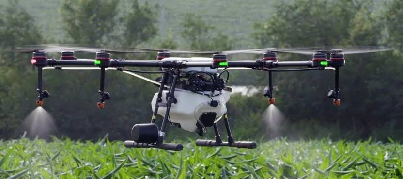 Drone agrícola a pulverizar uma cultura